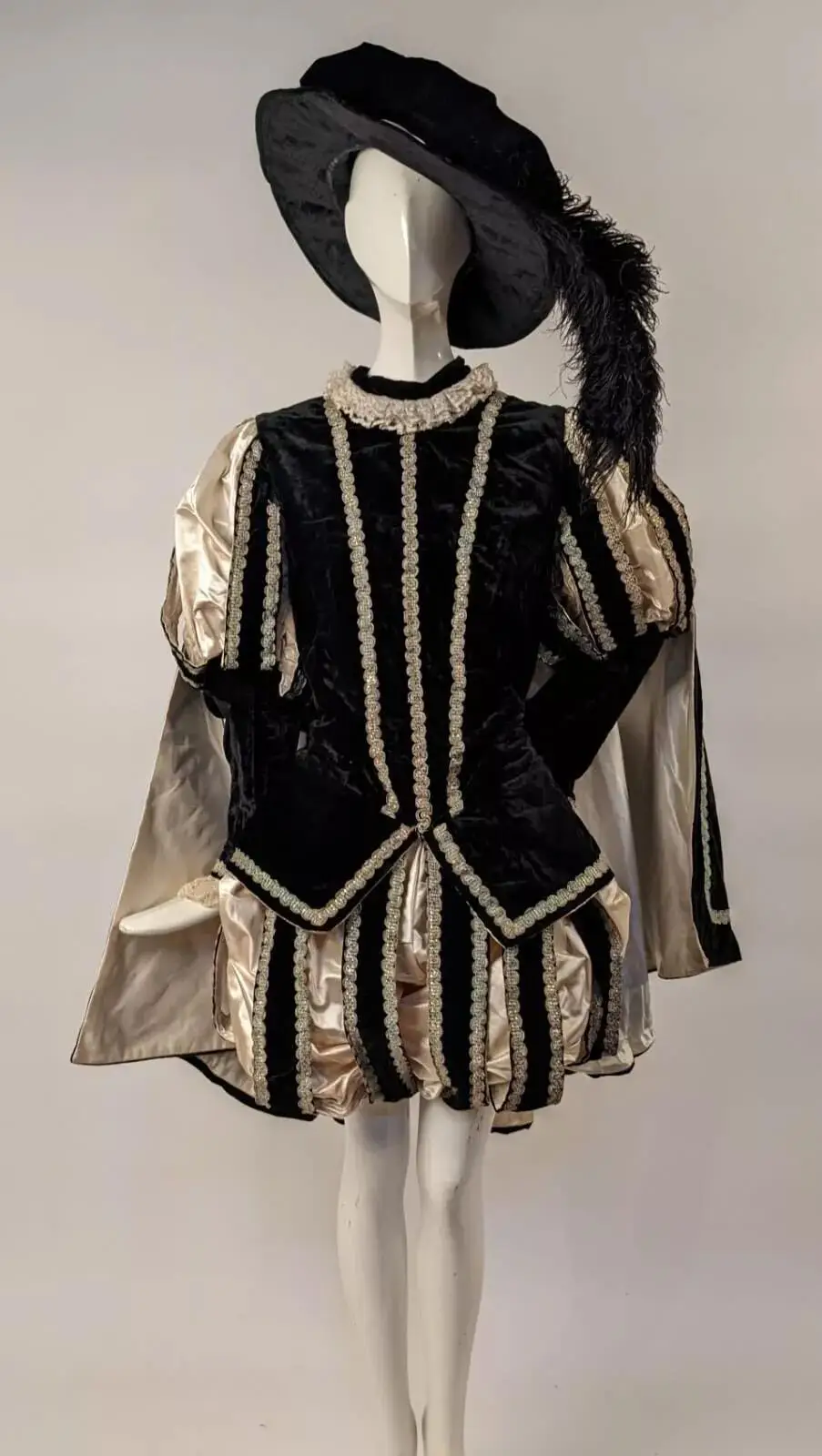 New Tudor Elizabethan Costume Outfits Kings Henry VIII Black Velvet Uniform With Cape Hat Full Set Tudor Renaissance Dress