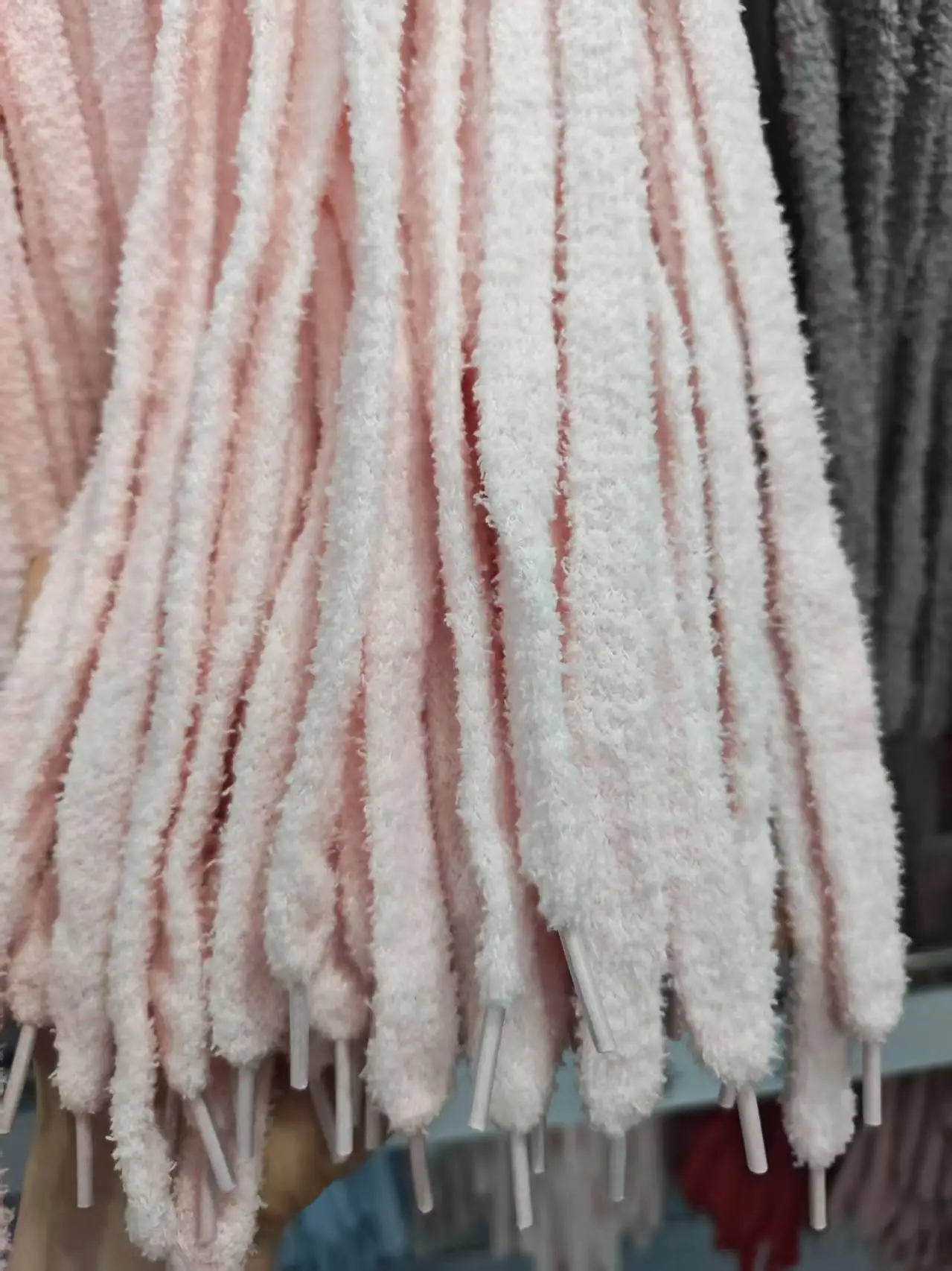 1 Paar 120 cm / 47,24 Zoll dicke, flache Plüsch-Schnürsenkel, einfarbige, weiche Schnürsenkel, geeignet für Sneaker, Freizeitschuhe, modisches Schuhzubehör, geeignet für Frühling und Sommer, Brautjungfern-Geschenke, Reisen und Urlaub, niedliche Kleinigkeiten – Detail 7