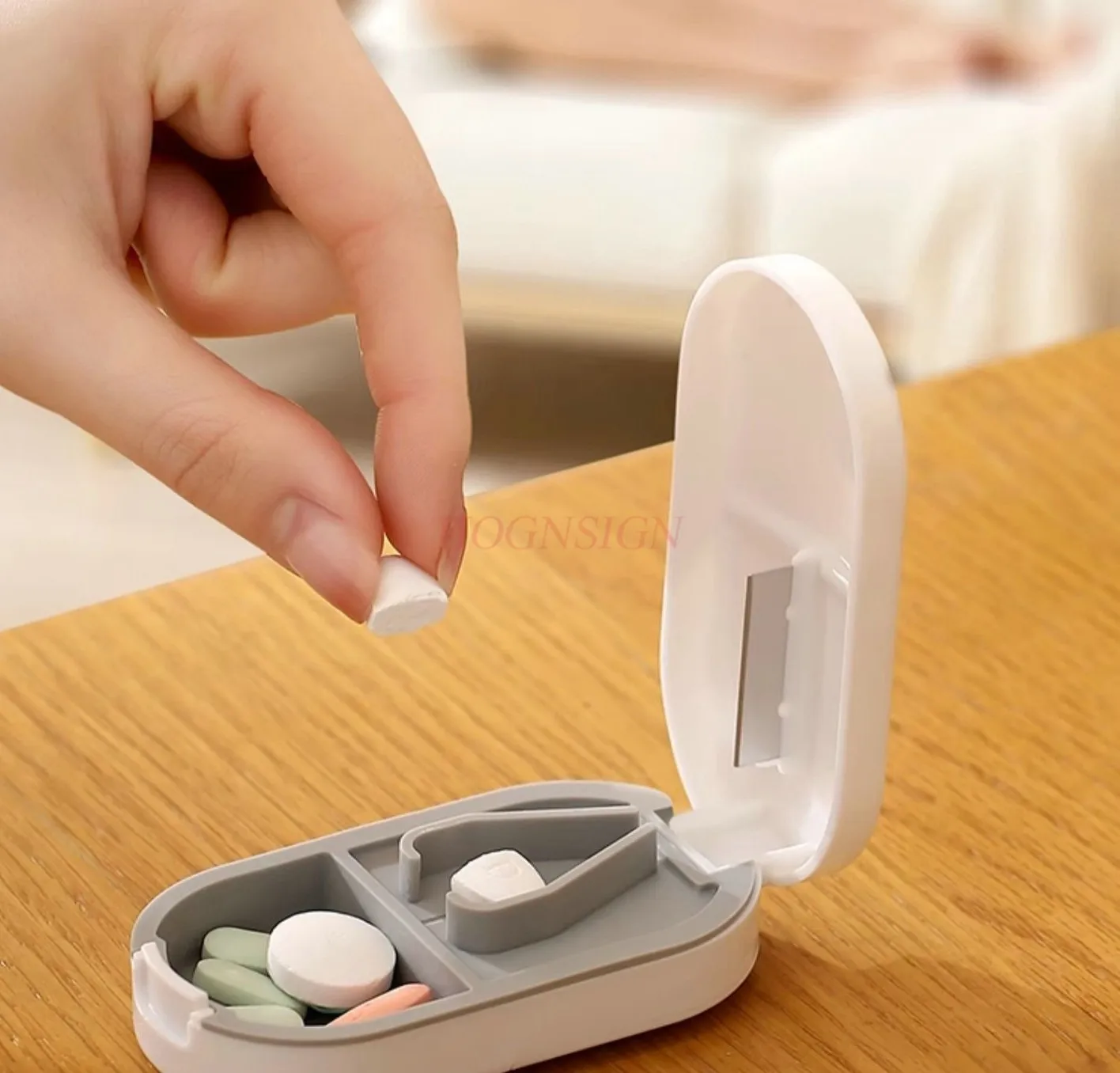 Medicine box cutter, portable medicine storage box, divided into one and two pill dividers