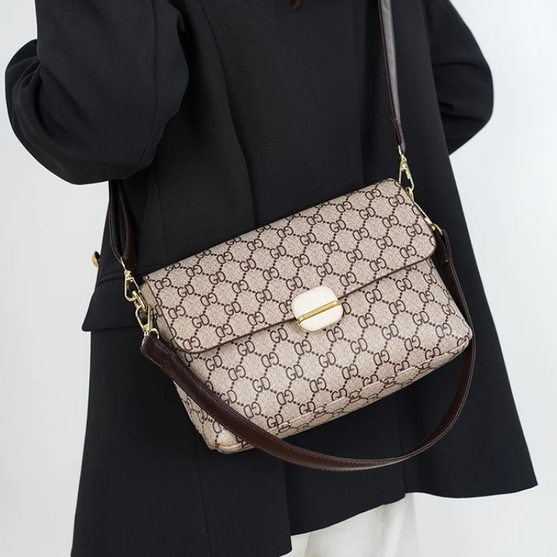 Elegant Leather Women's Messenger Bag High-End Luxury Sleek Texture Trendy Daily Commuter Vintage Casual Bag​