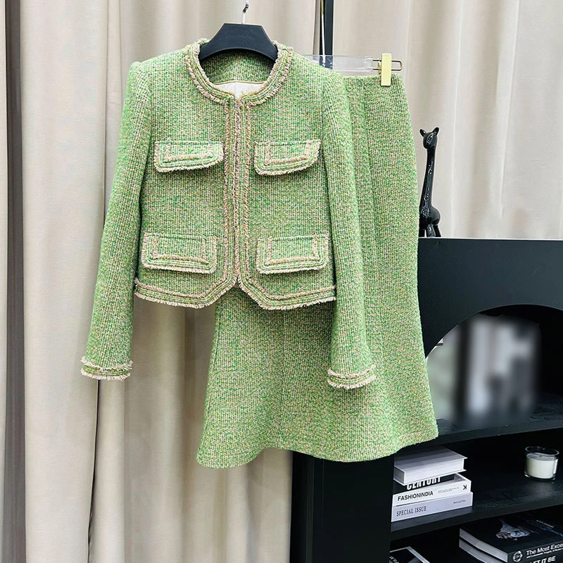 

New fashionable and elegant retro celebrity high-end temperament design sense gem green small fragrance jacket + skirt suit