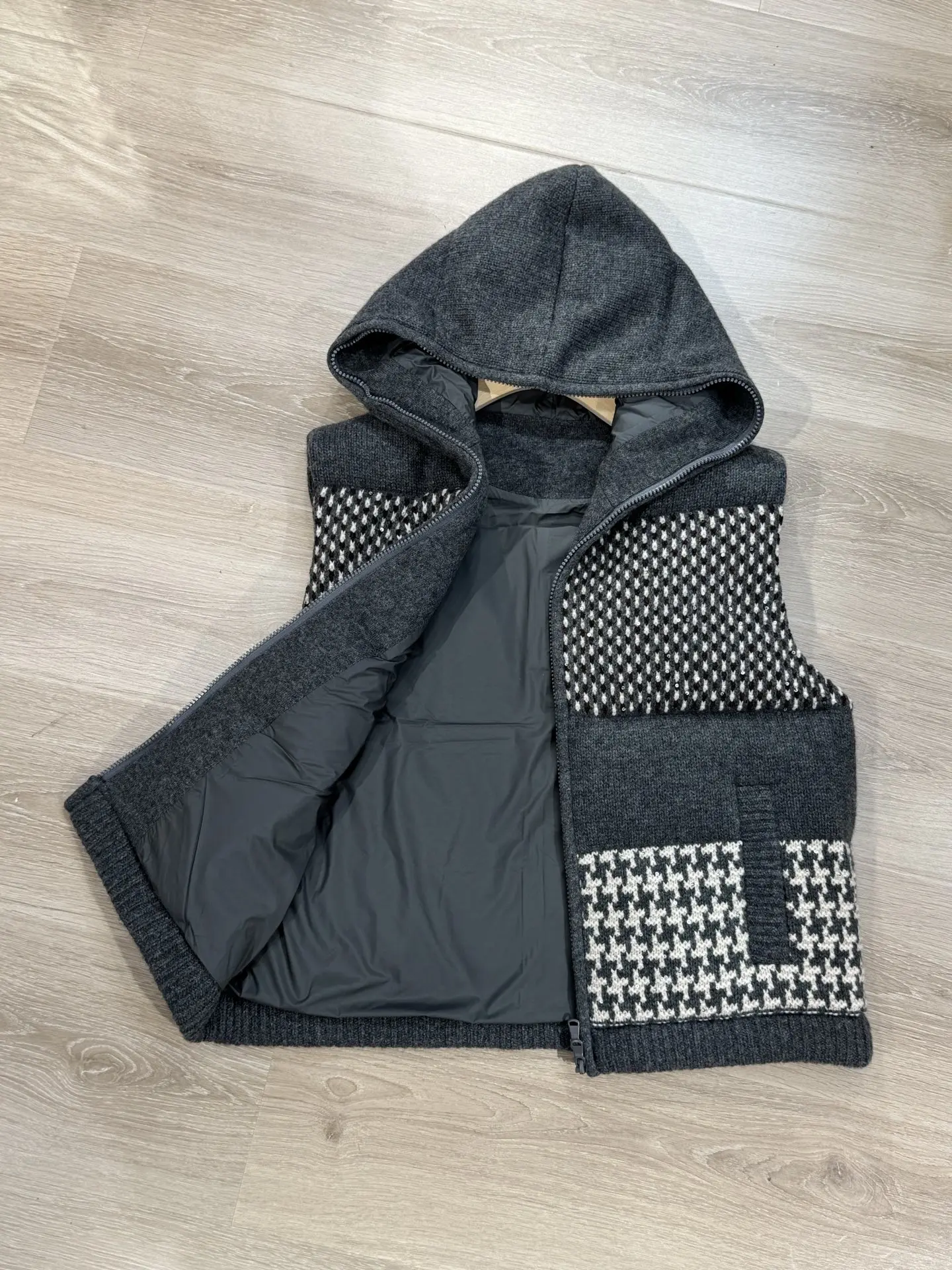 Novo outono e inverno de alta qualidade lantejoulas embelezado colete com capuz puro cashmere malha ganso para baixo jaqueta cor correspondência