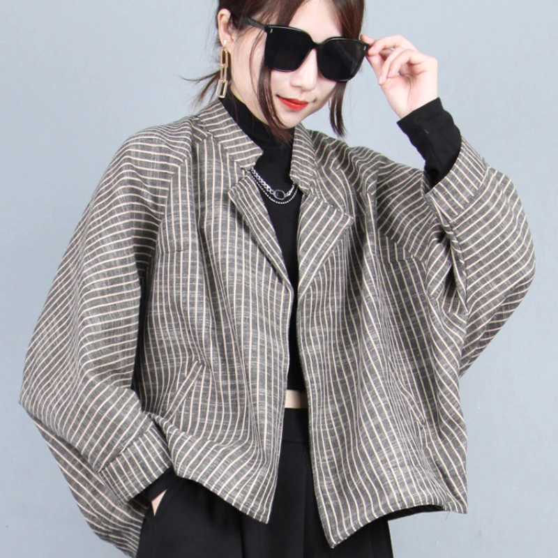 

European Version Vertical Striped 9-quarter Sleeved Women's Bat Sleeve Jacket 2024 Spring New Short Elegant and Fashionable Top