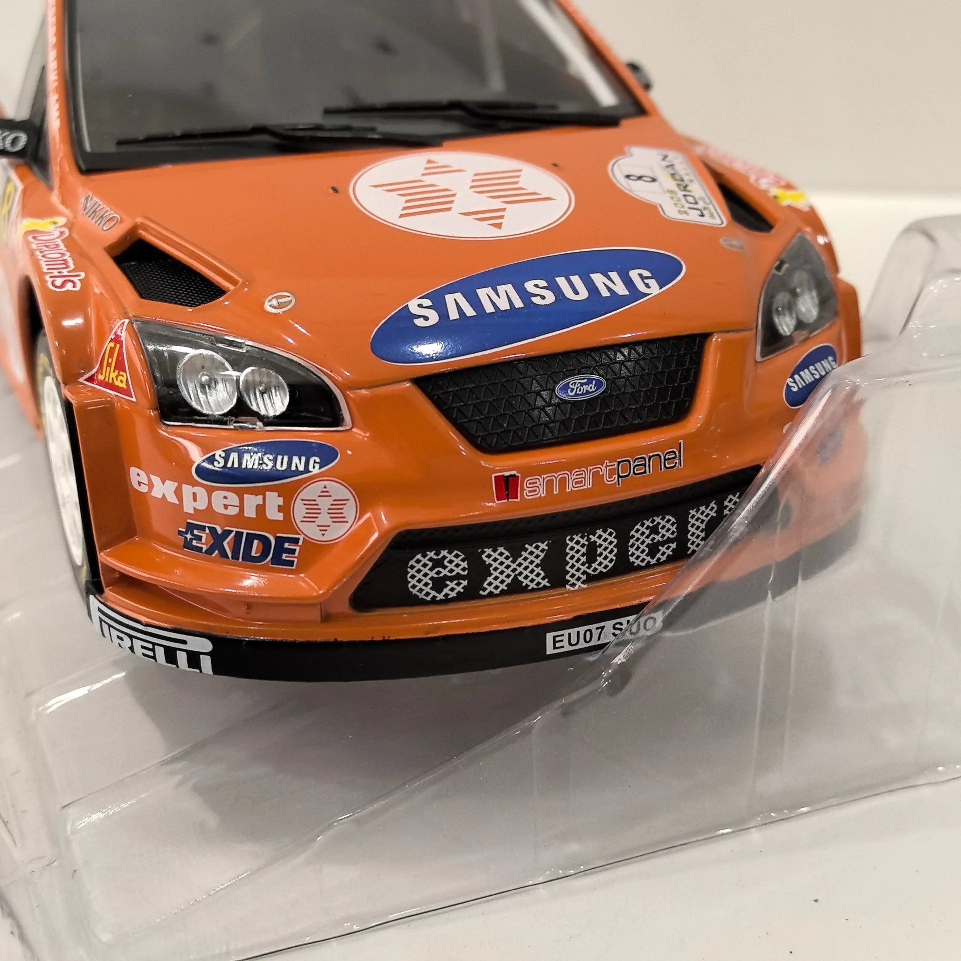 다이캐스트 IXO 1:18 스케일 포드 포커스 # 8 포드 포커스 레이싱 합금 자동차 모델 소장 장난감 선물 기념품 디스플레이 장식품