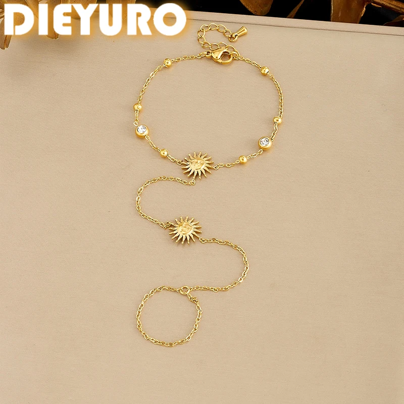 DIEYURO 316L Edelstahl Luxus Goldener Sonnen-Zirkon Dünne Kette Fingerring-Armband für Damen Mode Handkettenschmuck Geschenk