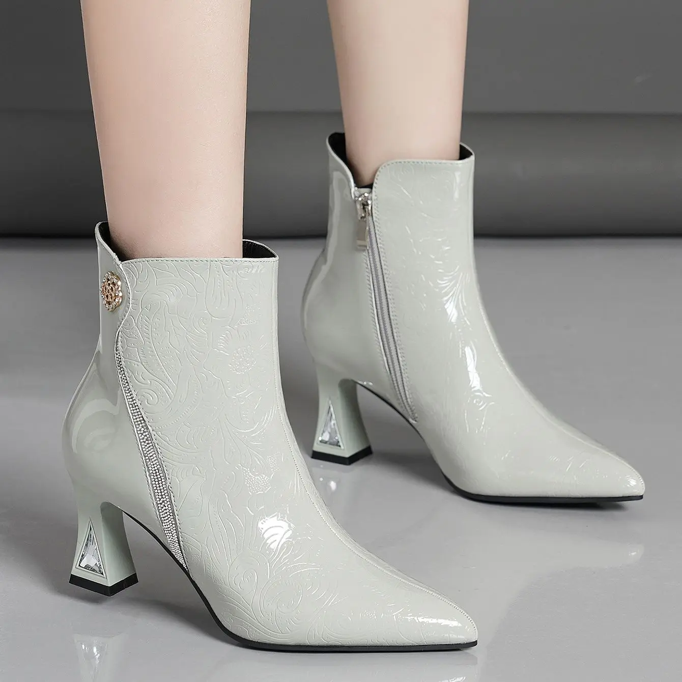 Elegant high-heeled fashion boots with simple pointed tips