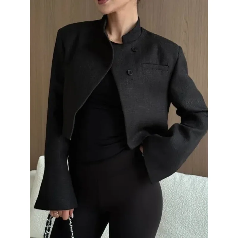 Damska kurtka z krótkim krojem, stójką, zapinana na jeden guzik, modna, z długim rękawem, w stylu marynarki, na wiosnę 2026, do noszenia na co dzień, na ulicy.