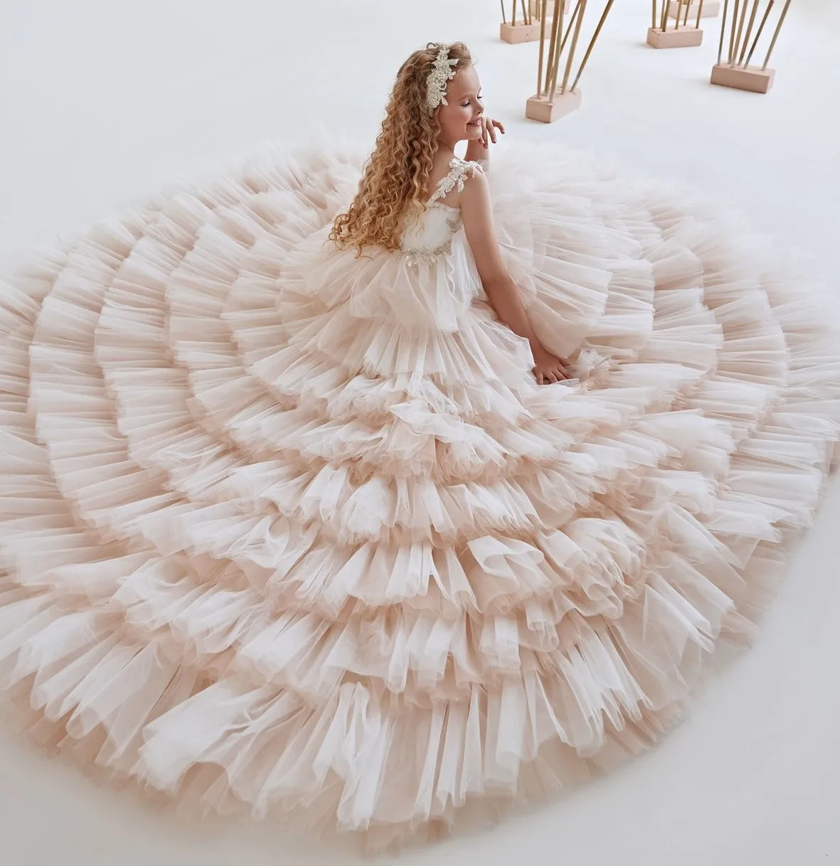 Robe à fleurs en couches moelleuses pour bébés filles, perles appliquées, écharpe en tulle pour enfants, anniversaire, fête de mariage, événements, reconstitution historique, mode