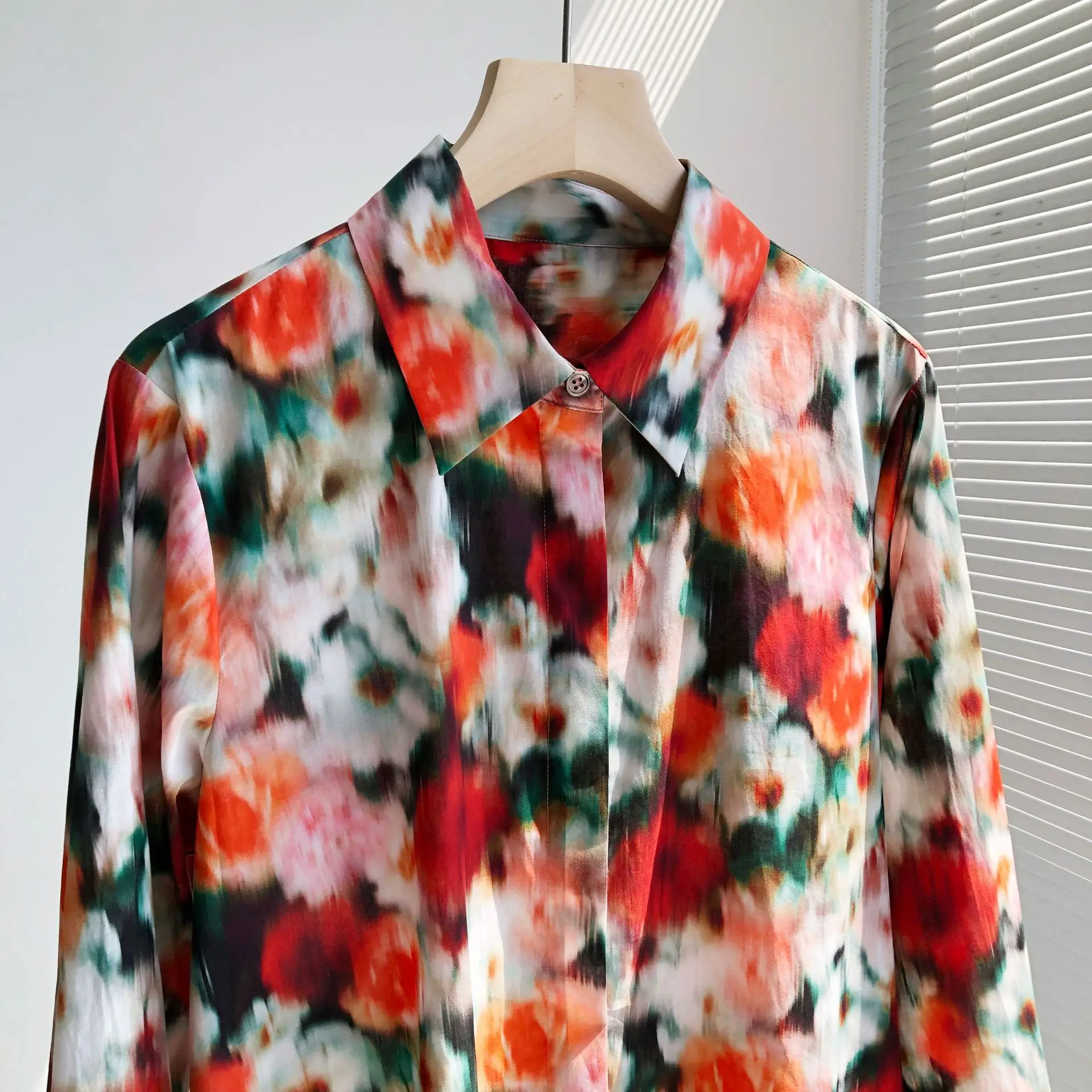 Katoenen vintage damesshirt met lange mouwen en dunne schaduwprint van hoge kwaliteit