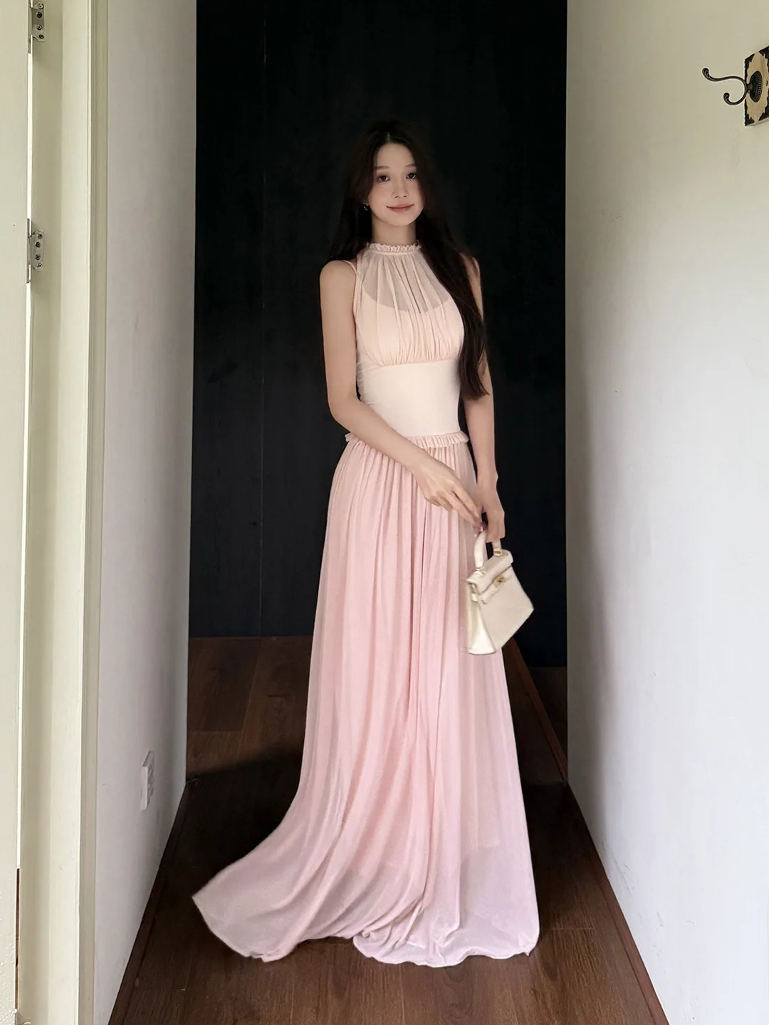 

Женское милое розовое сетчатое платье с бретелькой на шее без рукавов, с завязкой на талии, трапециевидный силуэт, милые девчачьи эстетические платья