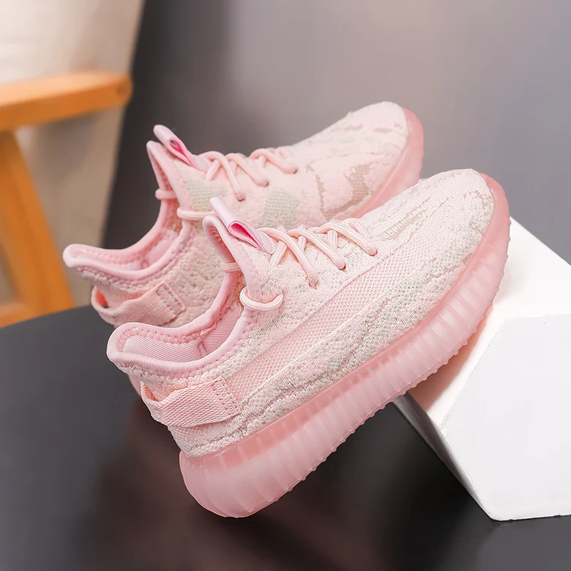 

A pair of children's sports shoes, with lacing design, breathable upper, and anti-slip and wear-resistant soleDEH-D9983