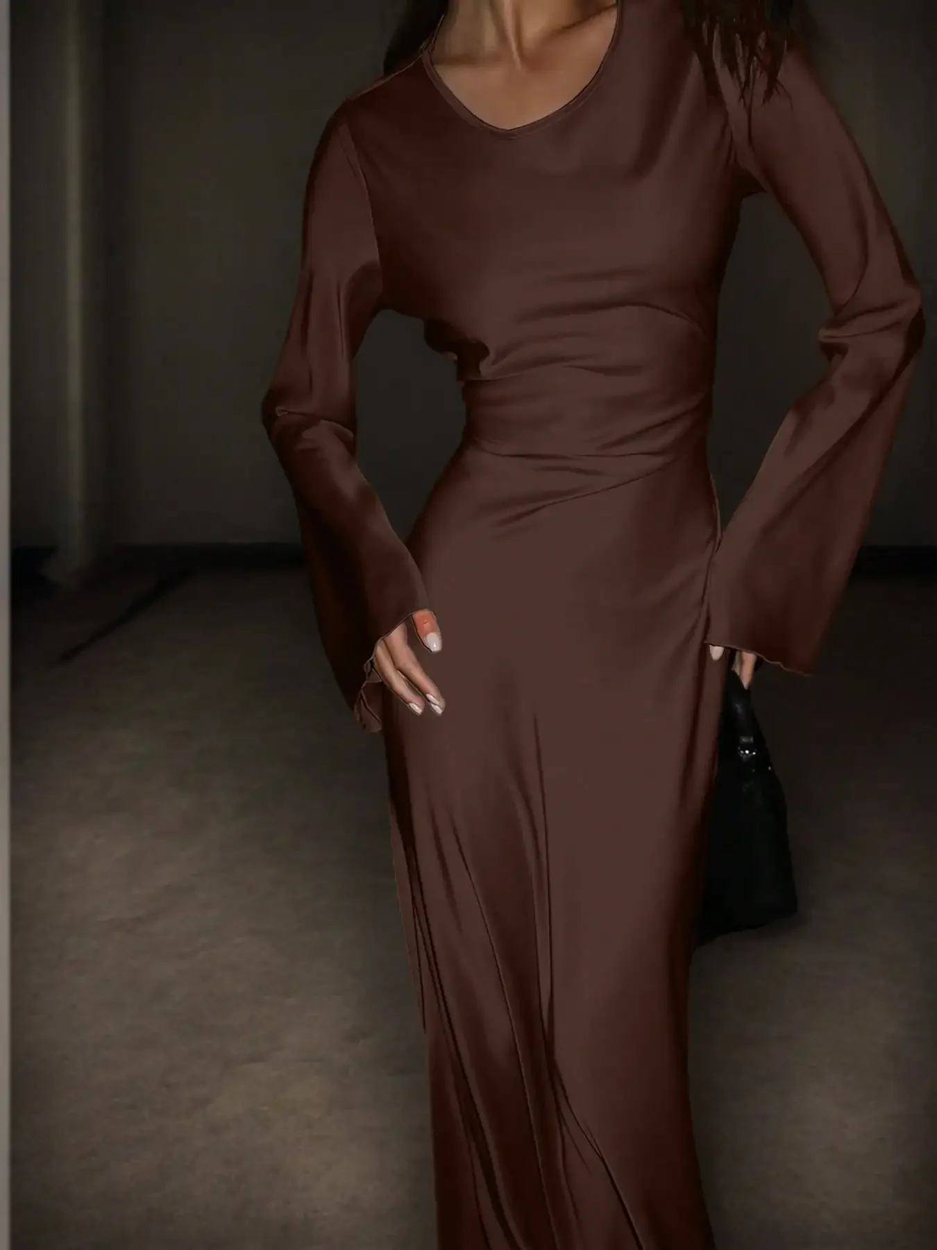 ชุดเดรสยาวผ้าซาตินสั่งตัดสำหรับผู้หญิง พร้อมสายรัดเอวแบบคอร์เซ็ท คอทรงกลมคลาสสิก และแขนบานทรงดราม่า ชุดราตรีสุดหรู