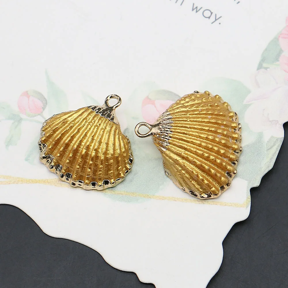 Exquisite Classic Natural Scallop Pendant Dyed Gold-plated Edge Single-hole Design Stylish Creative Accessory Jewelry Wind Chime