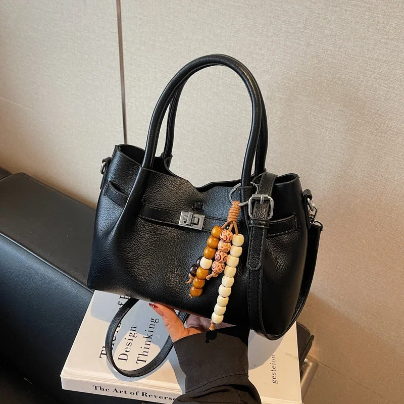 

Модная сумка-кроссбоди для подгузников с повседневным дизайном для женщин, большая вместимость, однотонная, уникальная, стильная.