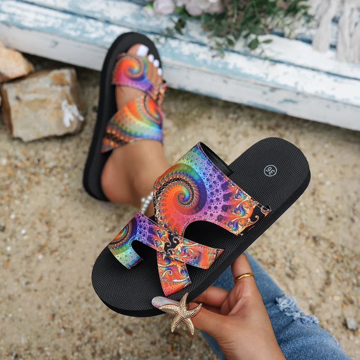 

Женские модные тапочки, трендовые туфли-стринги на плоской подошве, уличные пляжные сандалии, новые летние повседневные тапочки на платформе, женские шлепанцы