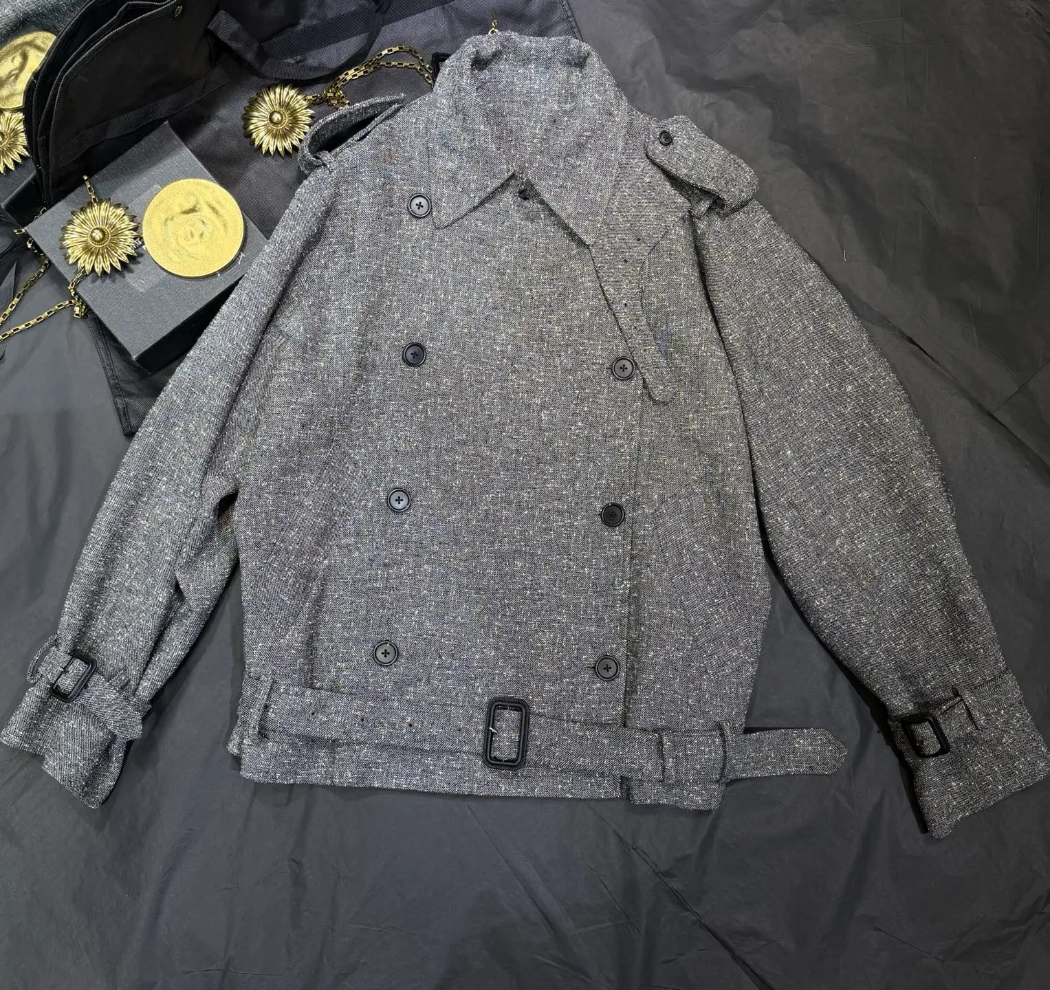 High-quality, stylish women's jacket with a fashionable waistband and slim double-button short coat for the 2026 winter season