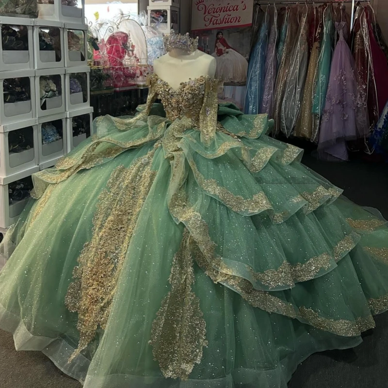 

Шавье-зеленое блестящее платье Quinceanera с открытыми плечами, золотая аппликация, бант, бисер, тюлевое бальное платье с кристаллами, Vestidos De 15 Anos Sweet