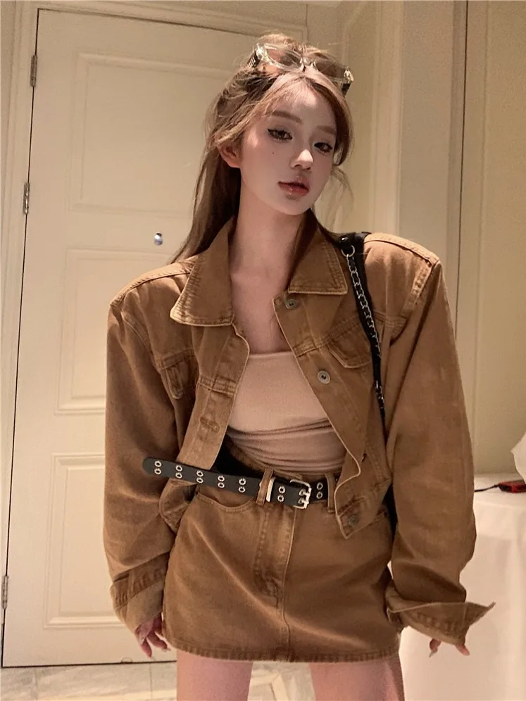 

Ретро-костюм из джинсовой ткани: куртка с длинными рукавами и юбка, женская модная одежда, осенняя коллекция, облегающий фасон.