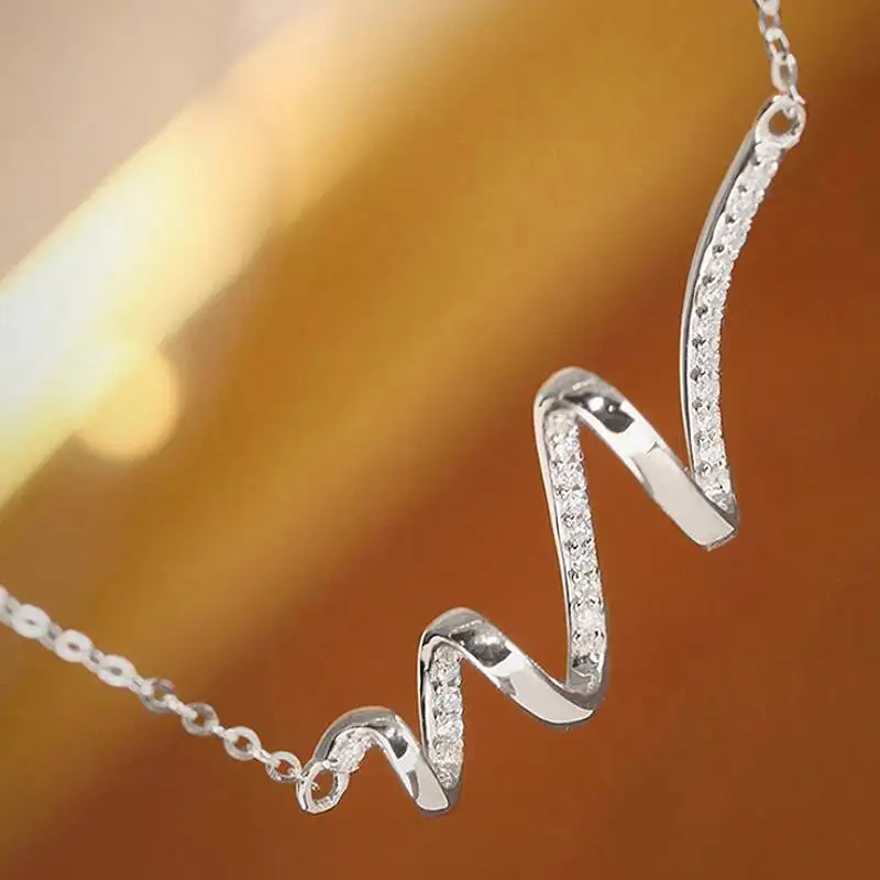 Huitan Ästhetische wellenförmige Anhänger-Halskette für Frauen, Hochzeit, Verlobung, Modeaccessoires, eingelegter glänzender CZ, vielseitiger Schmuck