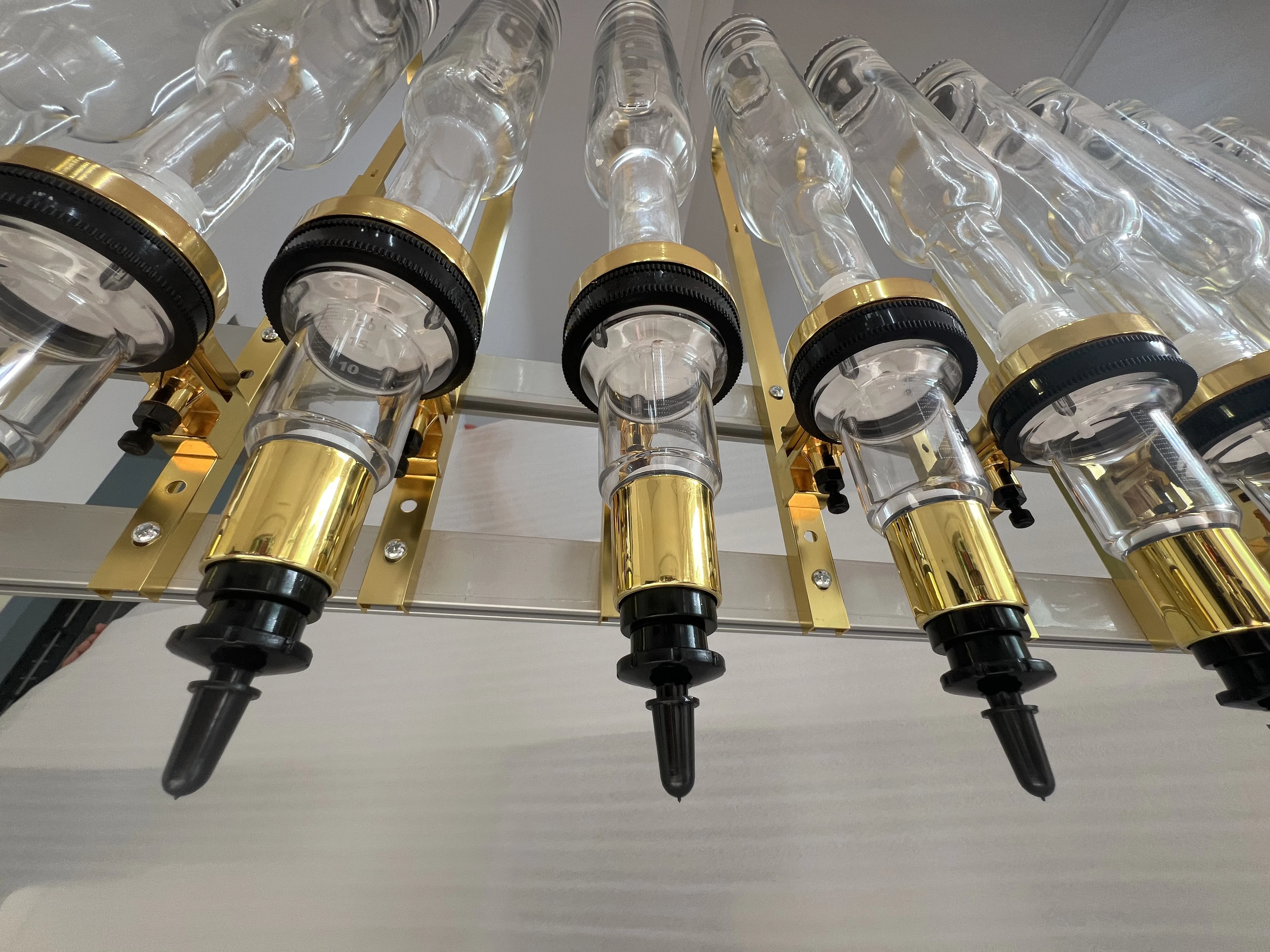 Newly Designed Desktop Wall-Hanging 12 Bottles Perfume Dispenser 375ML/Bottle Liquid Filling Machine for Perfume Bar Cheap