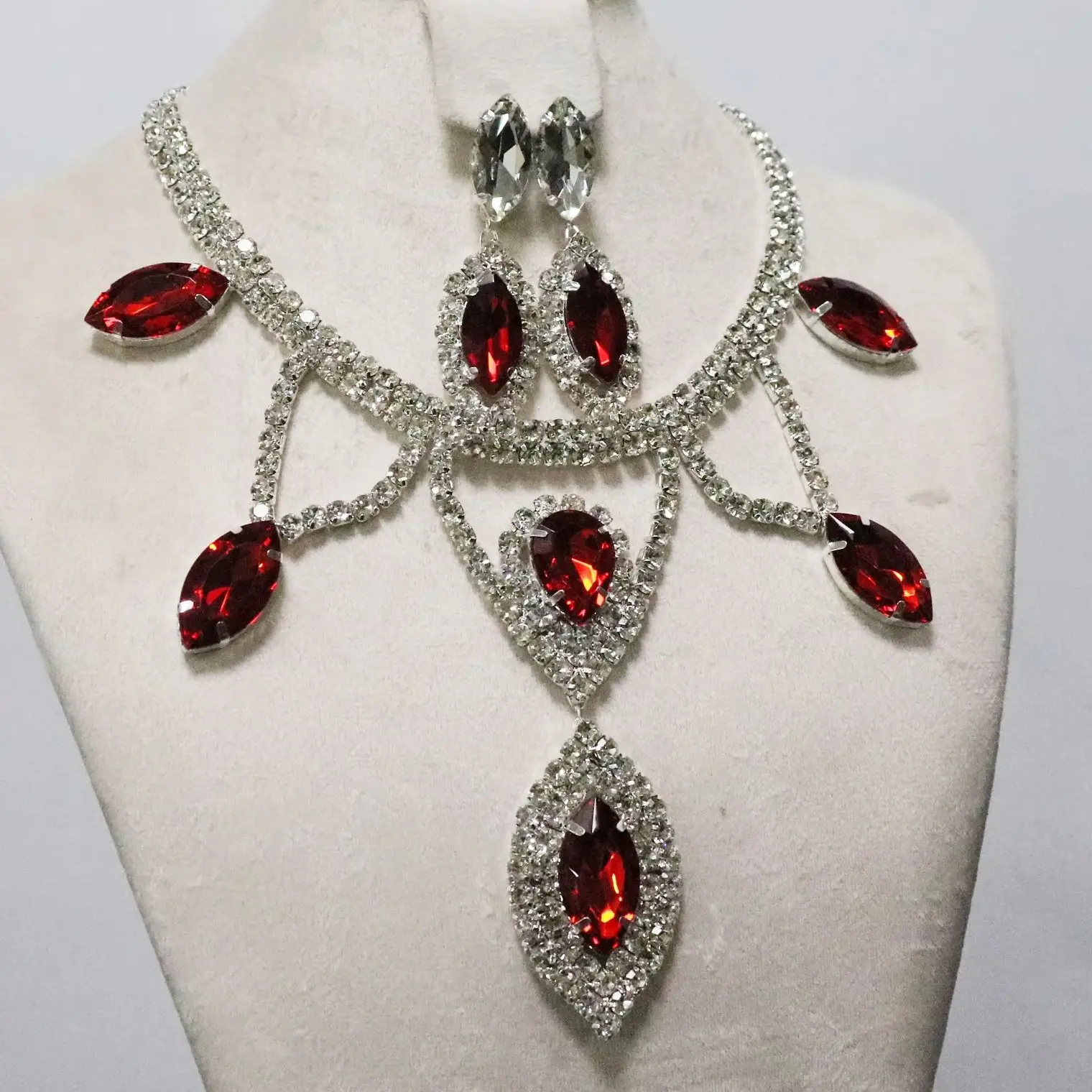 1 Set Modisches Strass-Schmuckset Halskette und Ohrringe Premium Luxus Anhänger-Halskette Original Design Hängeohrringe – Detail 3