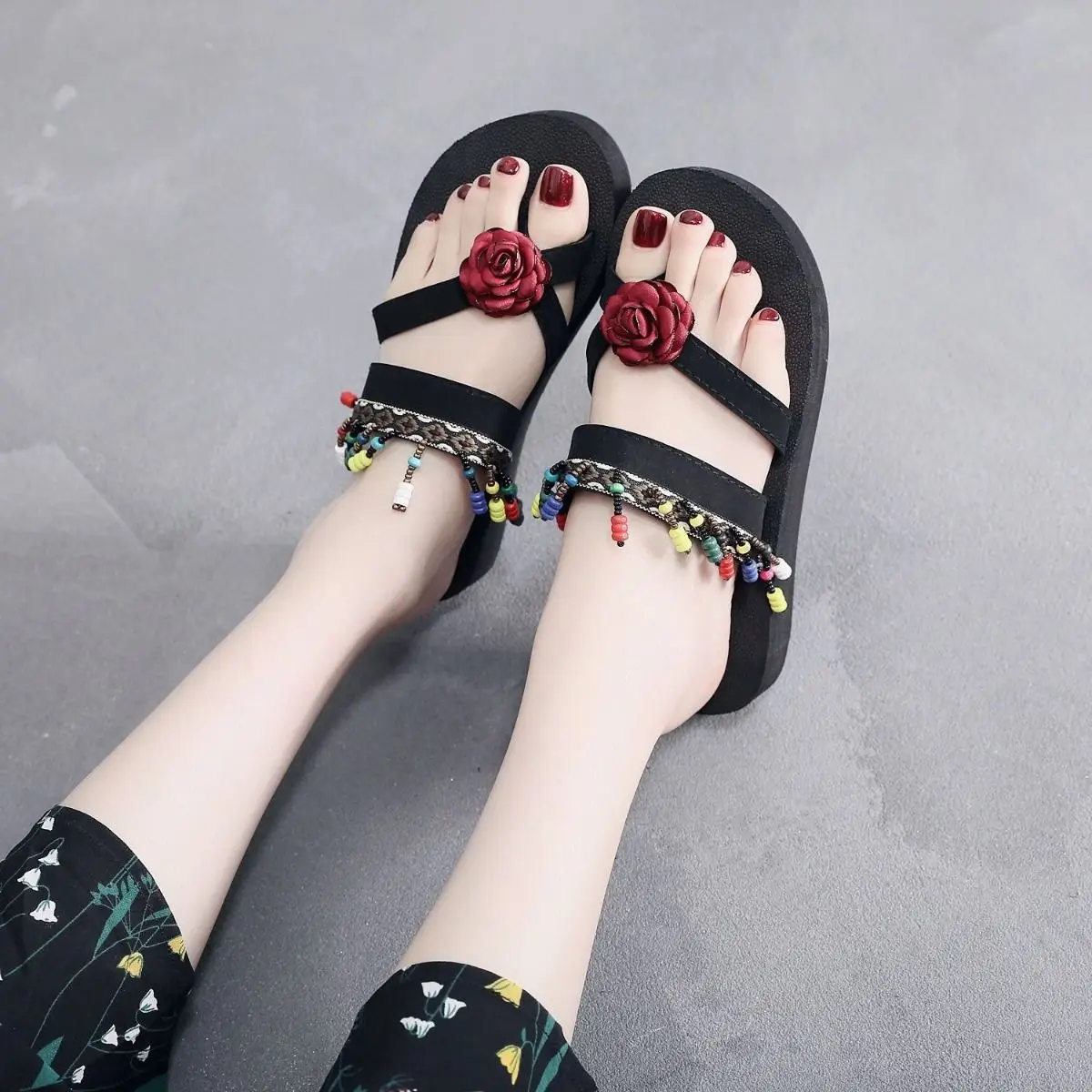 

Женские модные универсальные шлепанцы на платформе 2026 года, популярные в интернете, на каблуке, идеально подходят для пляжного отдыха на побережье и летнего ношения