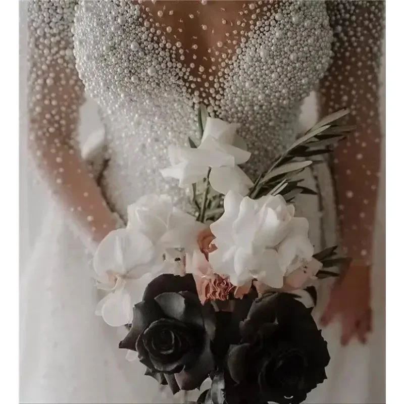 Maßgeschneidertes glitzerndes afrikanisches Brautkleid mit langen Ärmeln und abnehmbarer Schleppe, luxuriöses Brautkleid in voller Perlen und Perlen in Übergröße