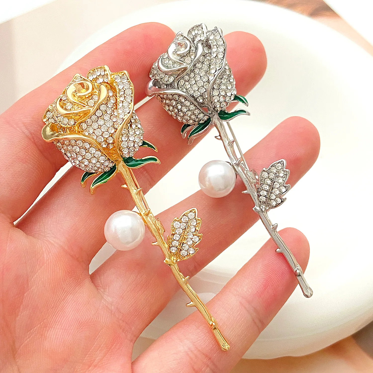 Delicate Rose Flower Pearl Rhinestone Brooch Pins for Women Lotus Luxury Jewelry Wedding Party Coat Dress Suit Decoration Gifts