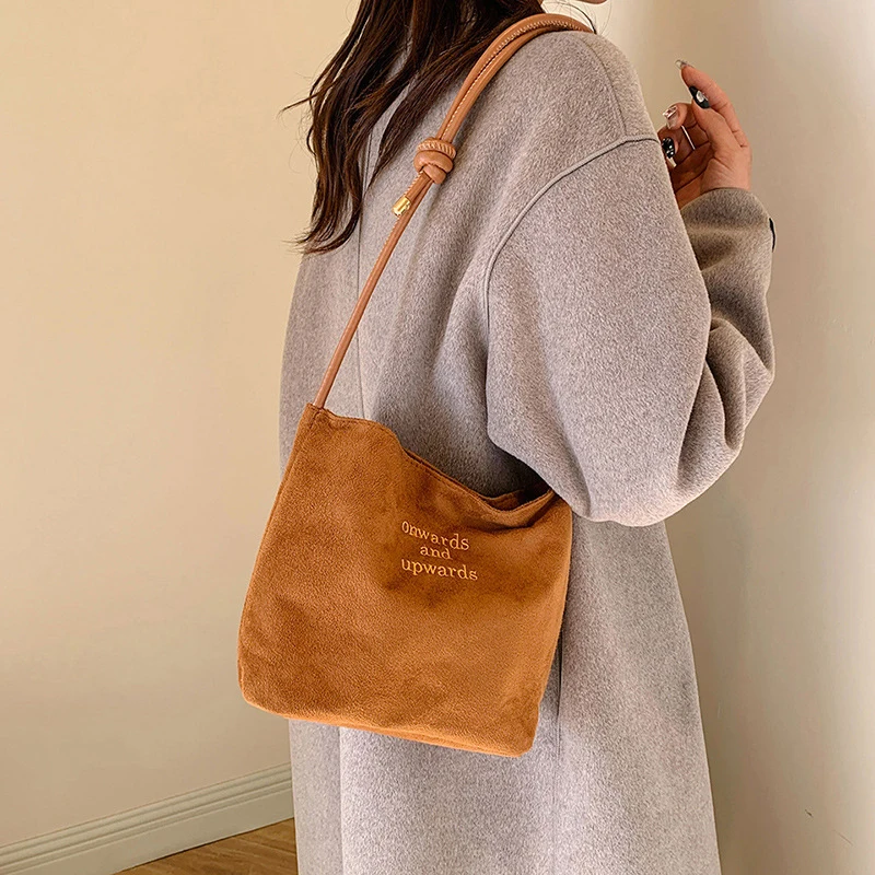 Damen-Handtasche aus Wildleder mit großer Kapazität und Buchstabenmuster, magnetische Schnalle, Samt, PU-Unterarmtasche im Retro-koreanischen Stil – Detail 13