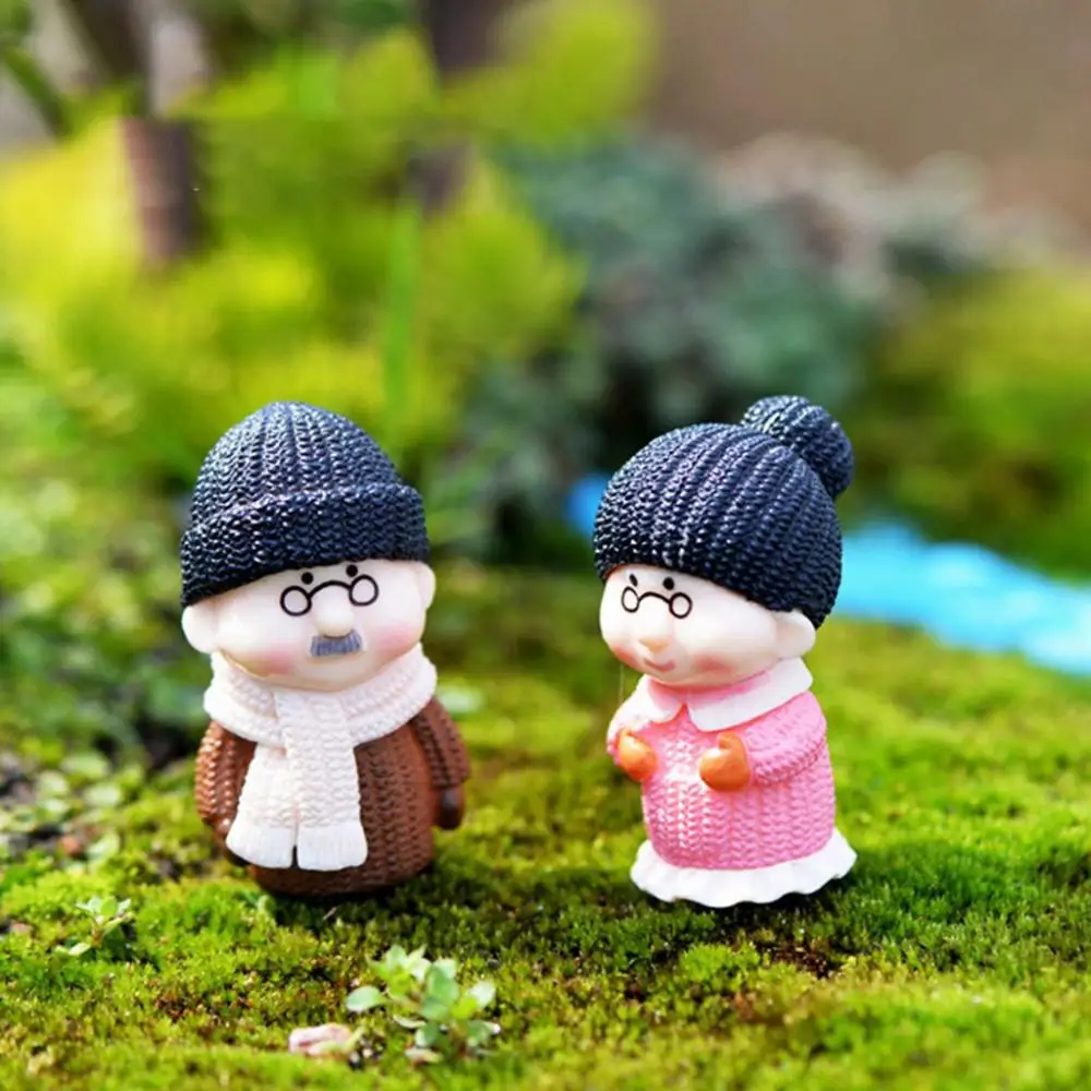 Dollhouse Crafts Grandma and Grandpa Winter Clothing Grandparents Figurines Old Couples Statue Micro Landscape Cake Ornament