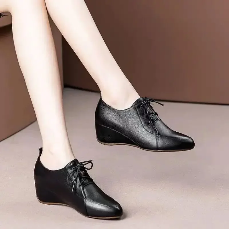 Botas Femininas Women Fashion Pointed Toe Wysokiej jakości lekkie botki na koturnie na wiosnę i jesień Brązowe buty A231