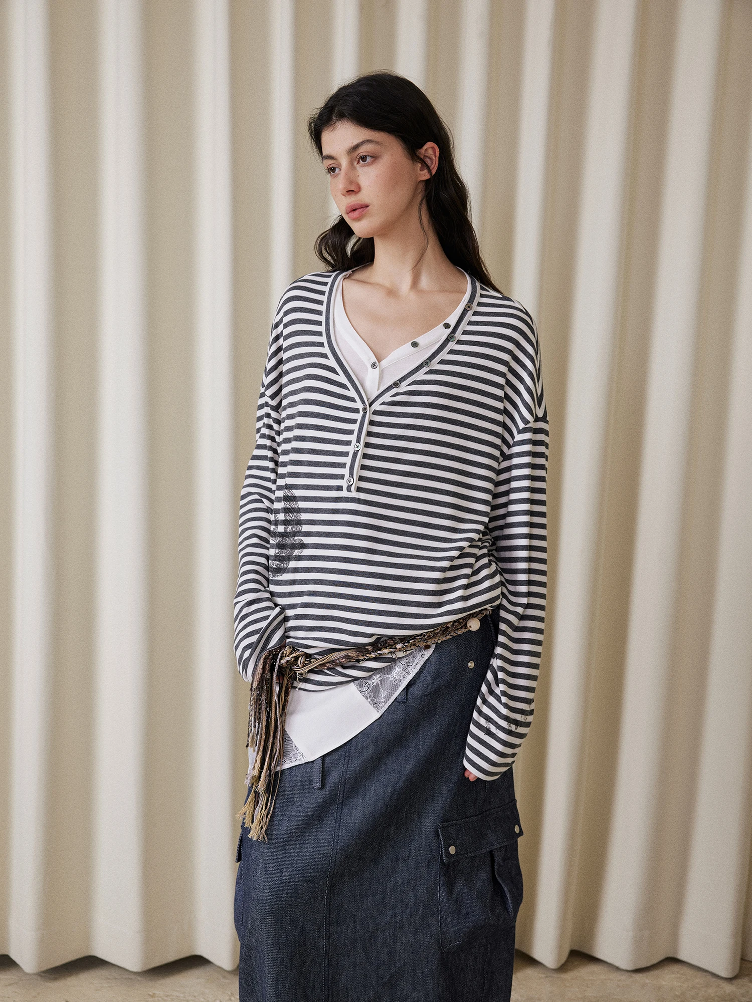 

WEALTHIESTDDAY Весенняя женская футболка с оригинальным принтом в полоску, с длинным рукавом и V-образным вырезом, свободного кроя, из смесового полиэстера, повседневный топ