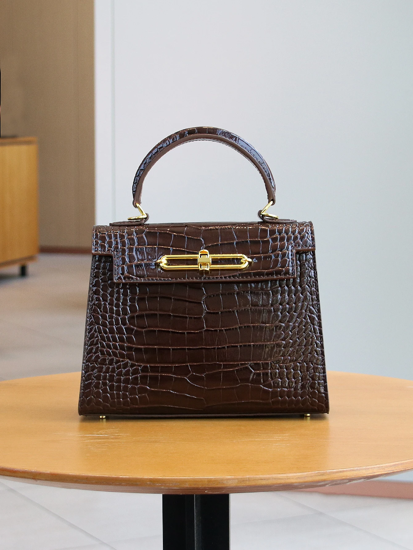 

2026 high-end portable fashion handbag temperament bag crocodile pattern handbag OL commuter Joker work bag light luxury stereot