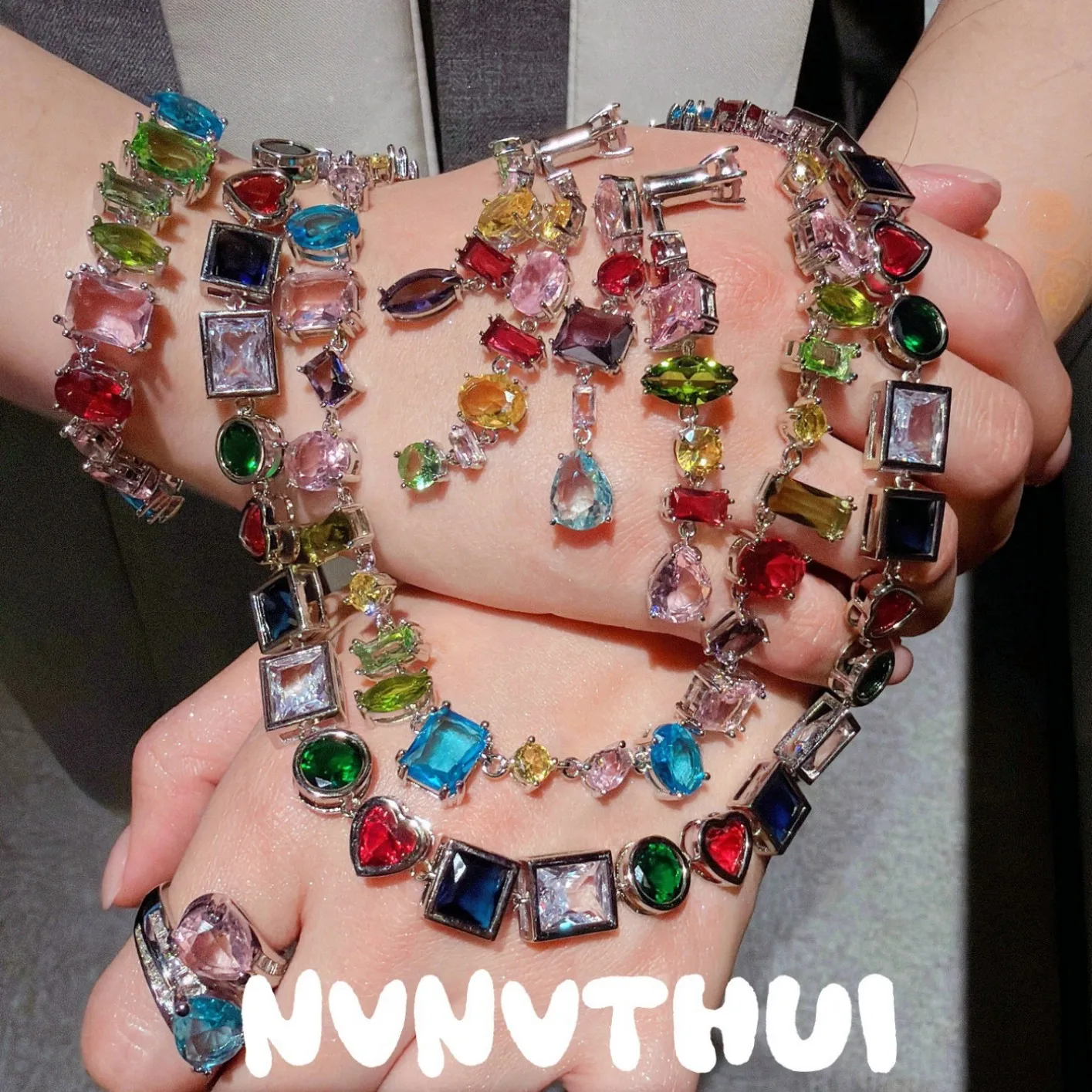 

Комплект украшений из радужных камней с эффектом дофамина: ожерелье, сверкающие серьги и кольцо — ювелирный набор-тройка для женщин