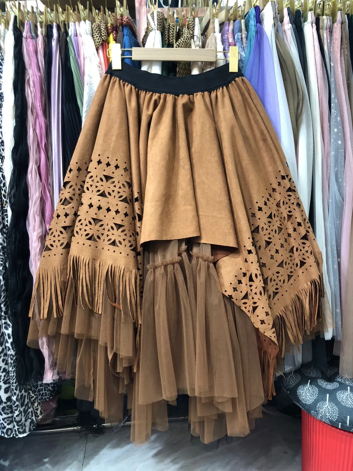 

Французская замшевая юбка с кружевной отделкой, асимметричная, А-силуэт, миди, повседневная, с высокой талией, с бахромой, полностью расшитая бахромой