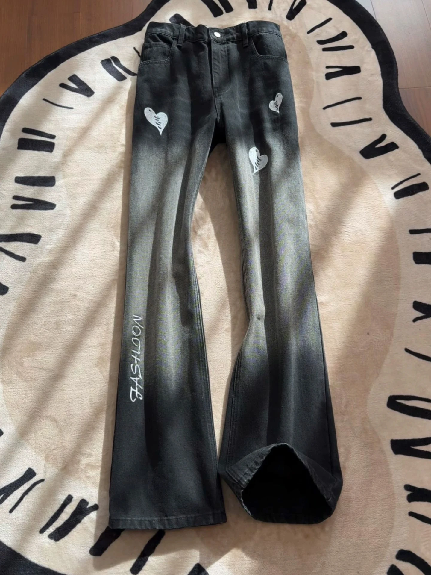 

Мужские джинсы с высокой талией, вышивкой и эффектом потертости, осенне-зимние, расклешенные, с узором в виде сердечек, в американском уличном стиле
