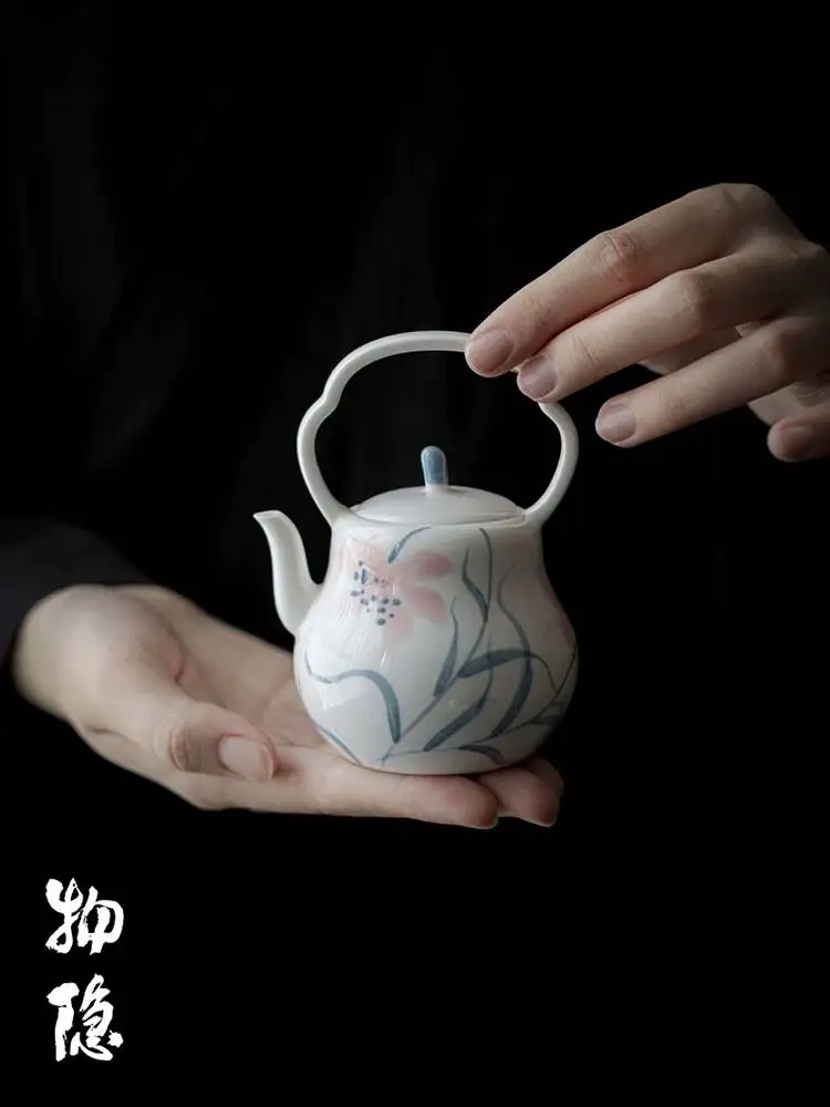 Wuyintang hand Painted Lily Flower Teapot Vintage Ceramic Teapot With Handle Portable Brewing Pot Kung Fu Tea Set