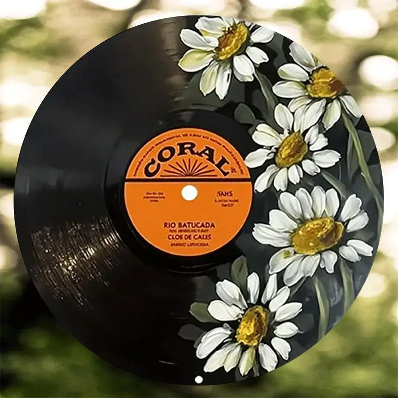 A 2D Flat Vinyl Record Vintage Style Reusable Classic 8-Inch Round Aluminum Sign with White Daisies Around, Ideal for Home and W