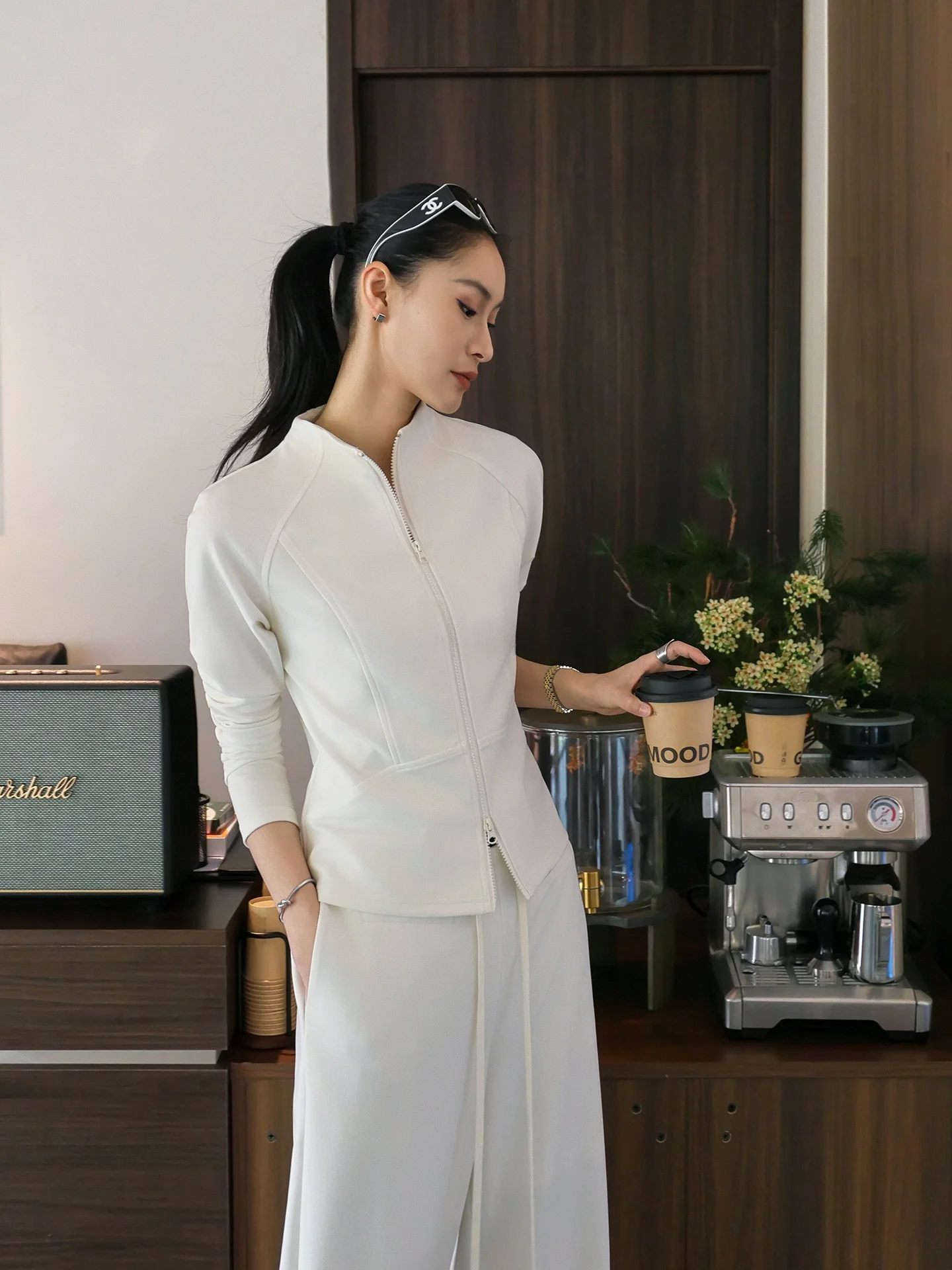 

Куртка Jieji Zhang Qi Spring White с воротником-стойкой и двойной молнией, укороченная, женская, приталенная, повседневный стиль, из полиэстеровой смеси, с длинными рукавами