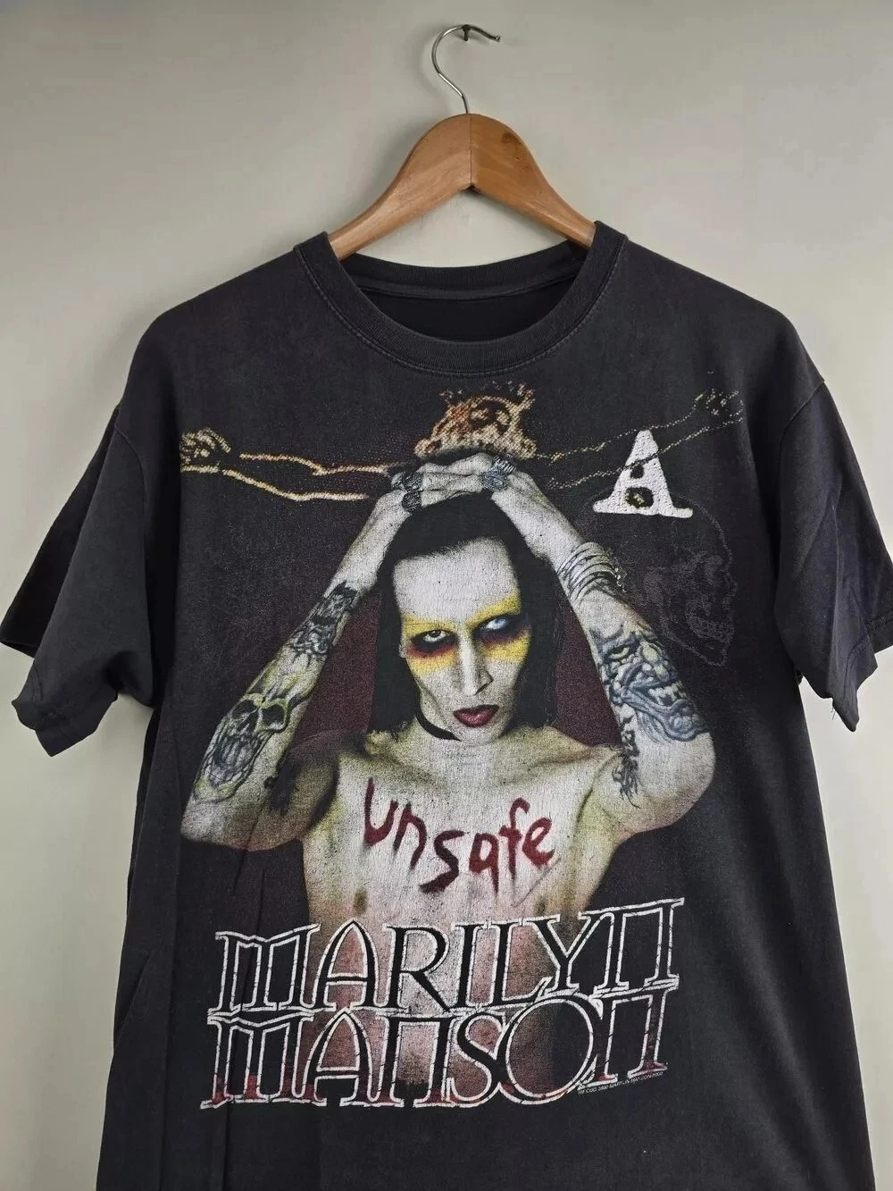 ارتدت مارلين مانسون 2003 تي شيرت أسود بأكمام قصيرة للرجال والنساء مع مطبوعات كلاسيكية داكنة ومخيفة بأكمام قصيرة