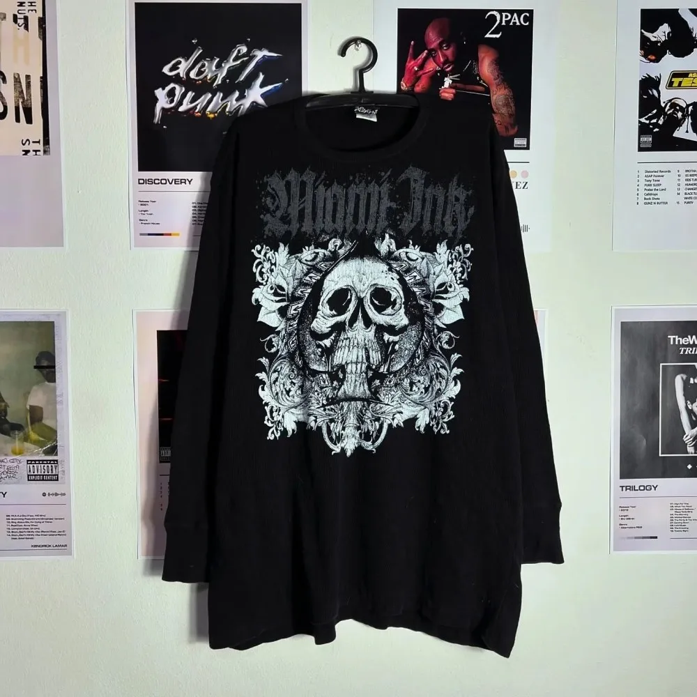 تي شيرت رجالي عصري للخريف مطبوع عليه حروف جمجمة شخصية مرنة صغيرة مريحة بأكمام طويلة تي شيرت على طراز الشارع في الهواء الطلق