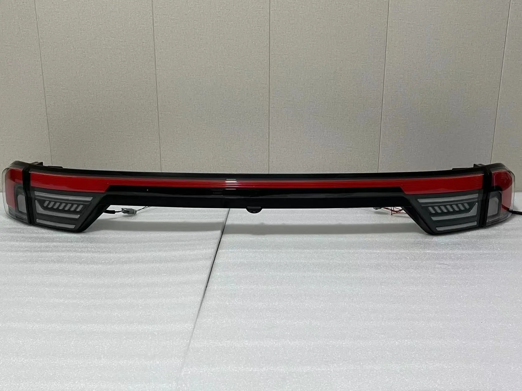 Neuer Stil, Offroad-Teile, dunkler Rauch, Rücklicht, Ersatz-Bremslicht, ABS-Hintertürleiste mit LED, passend für Ford Everest 2023