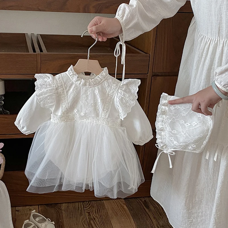 

Новинка 2023 года, осенняя одежда для малышей от 0 до 24 месяцев, комбинезон для маленьких девочек + шапка с длинными рукавами, хлопковый кружевной комбинезон для маленьких девочек