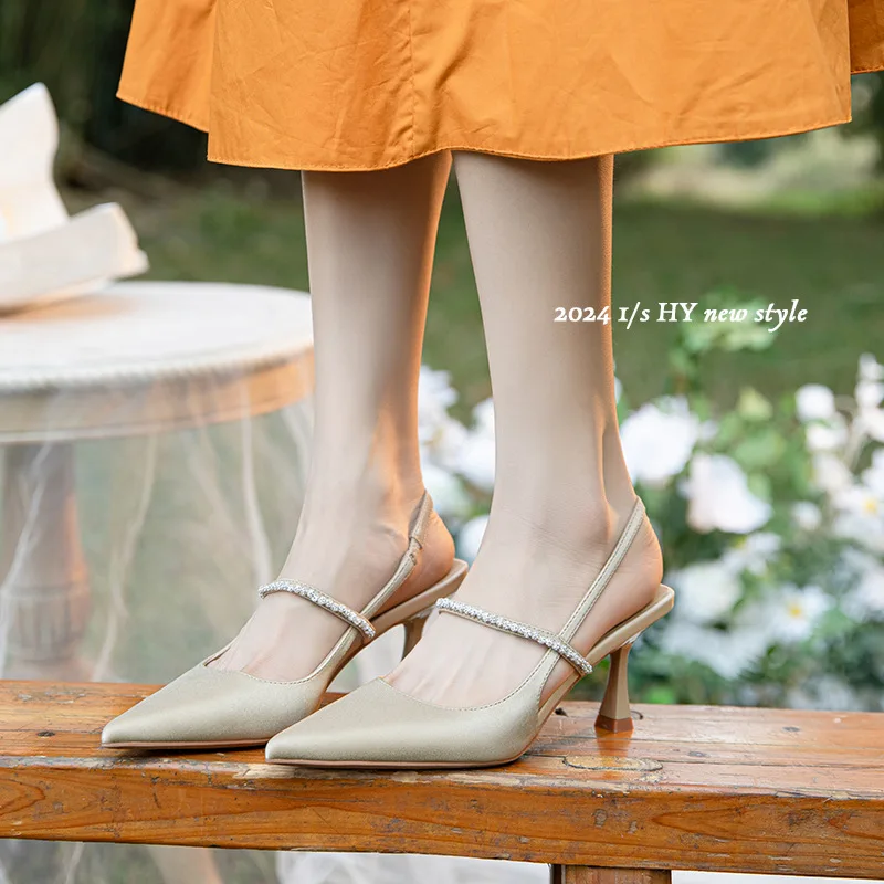 

Pointed thin heel French style single shoe bridesmaid shoes with rhinestone style on the straight line, wrapped in sandals