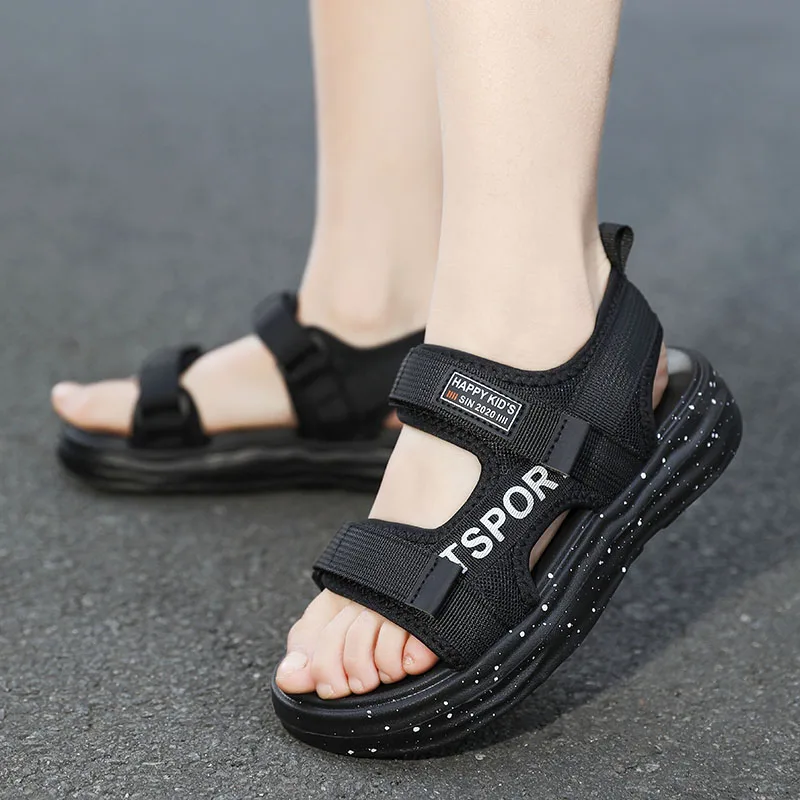 

Пара модных и износостойких детских сандалий, удобная и простая пляжная обувь, спортивная уличная детская обувь.