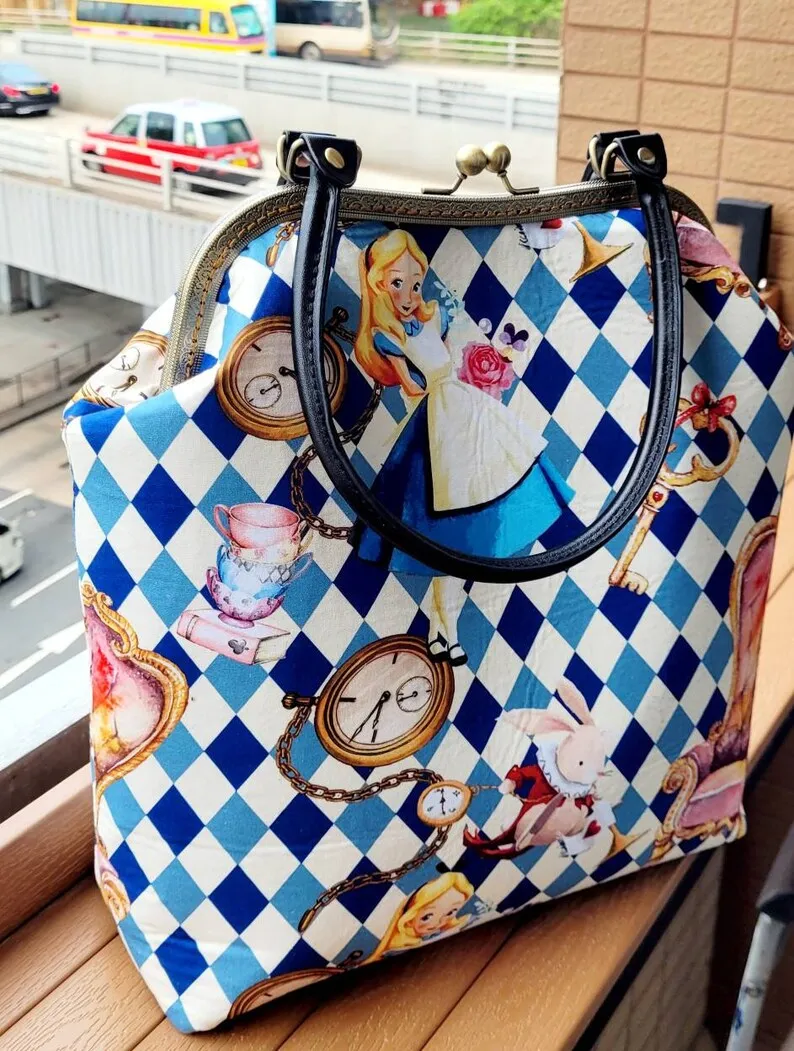 

Винтажная сумка «Алиса в стране чудес» в мега-формате: на плечо, в руку, для школы или ноутбука. Металлическая рамка с замком Kiss Lock 36x32x11