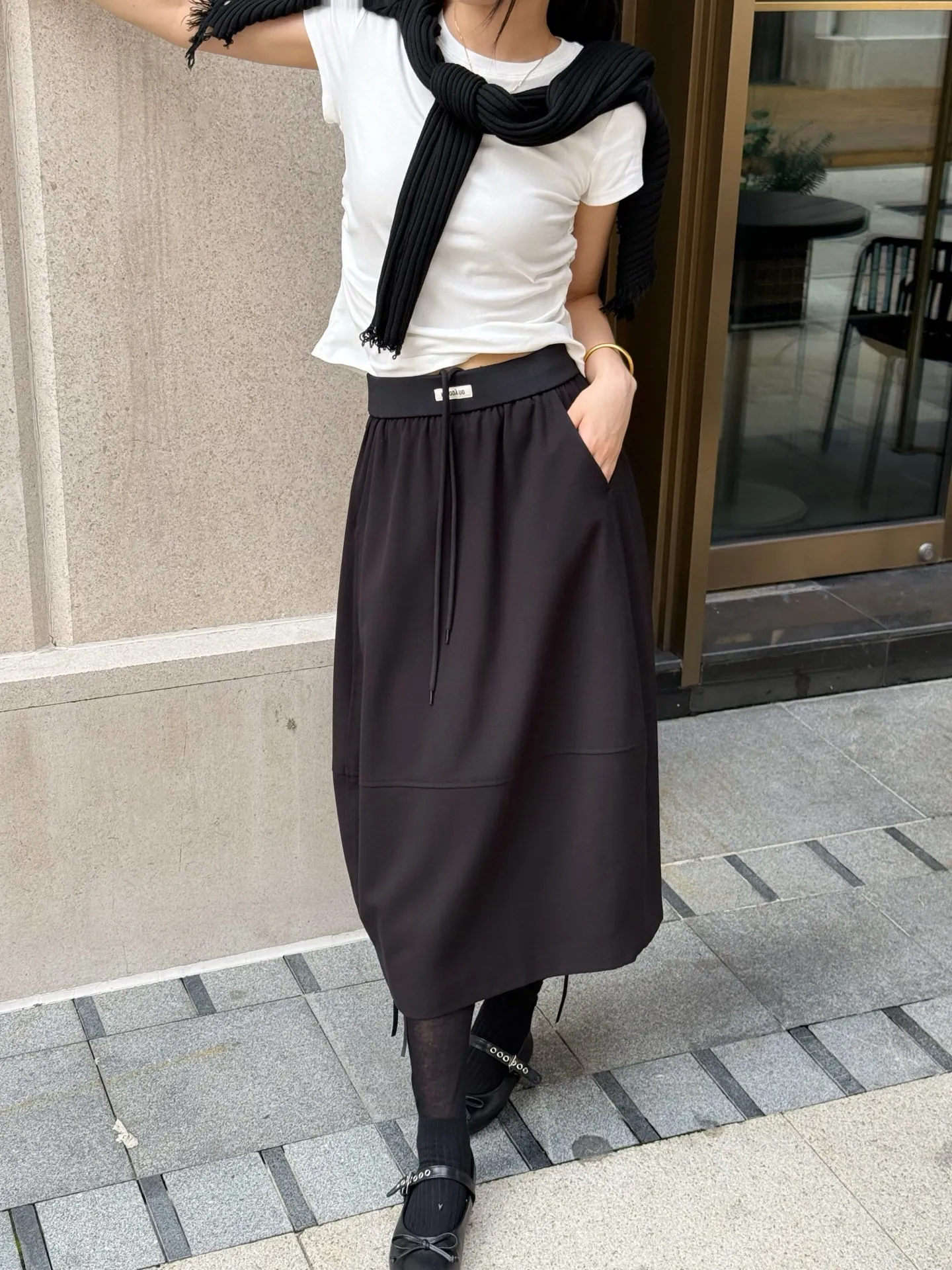 

Юбка-трапеция миди с эластичной резинкой на талии. Простая модная женская юбка для поездок на работу. Эластичная ткань с высокой талией. Другие коврики.