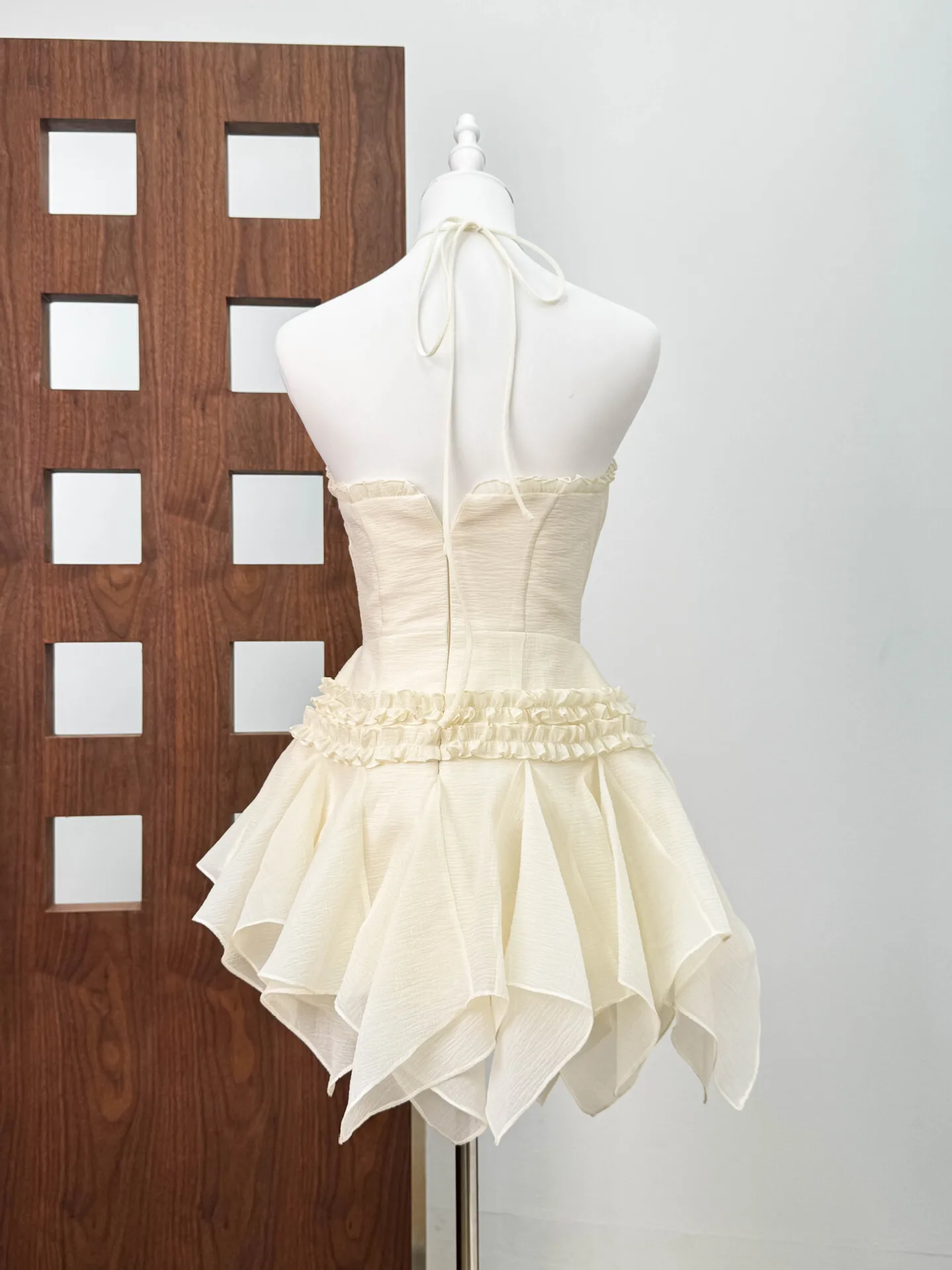 레오삭스 2025 여름 신상 홀터넥 3D 플라워 레이스 퍼프 숏 드레스, 달콤한 연령 감소 효과의 허리 조절 드레스