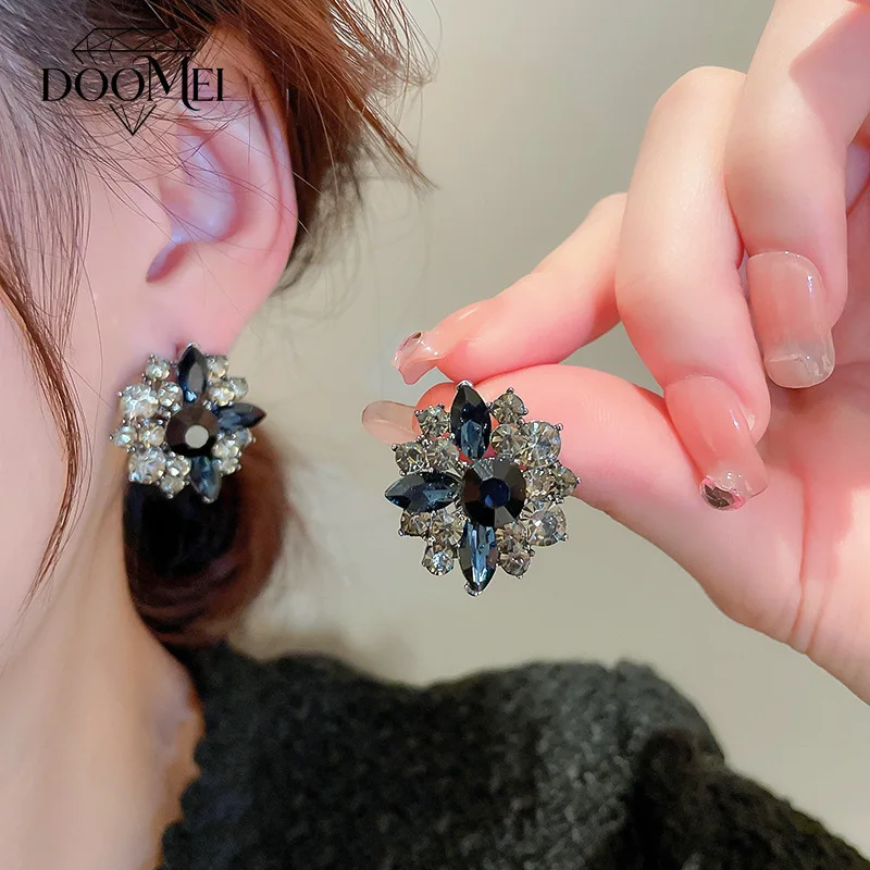 DOO MEI Vintage Rhinestone Flower Earrings for Women Crystal Floral Stud Earrings Laides Fashion Banquet Wedding Ear Jewelry