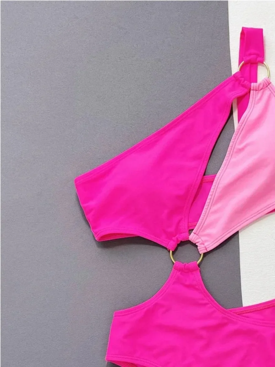 بيكيني نسائي باللون الأحمر الوردي لعام 2025 قطعة واحدة ملابس سباحة مثيرة بكتف واحد غير منتظمة مفرغة مونوكيني عالي الخصر بدون ظهر